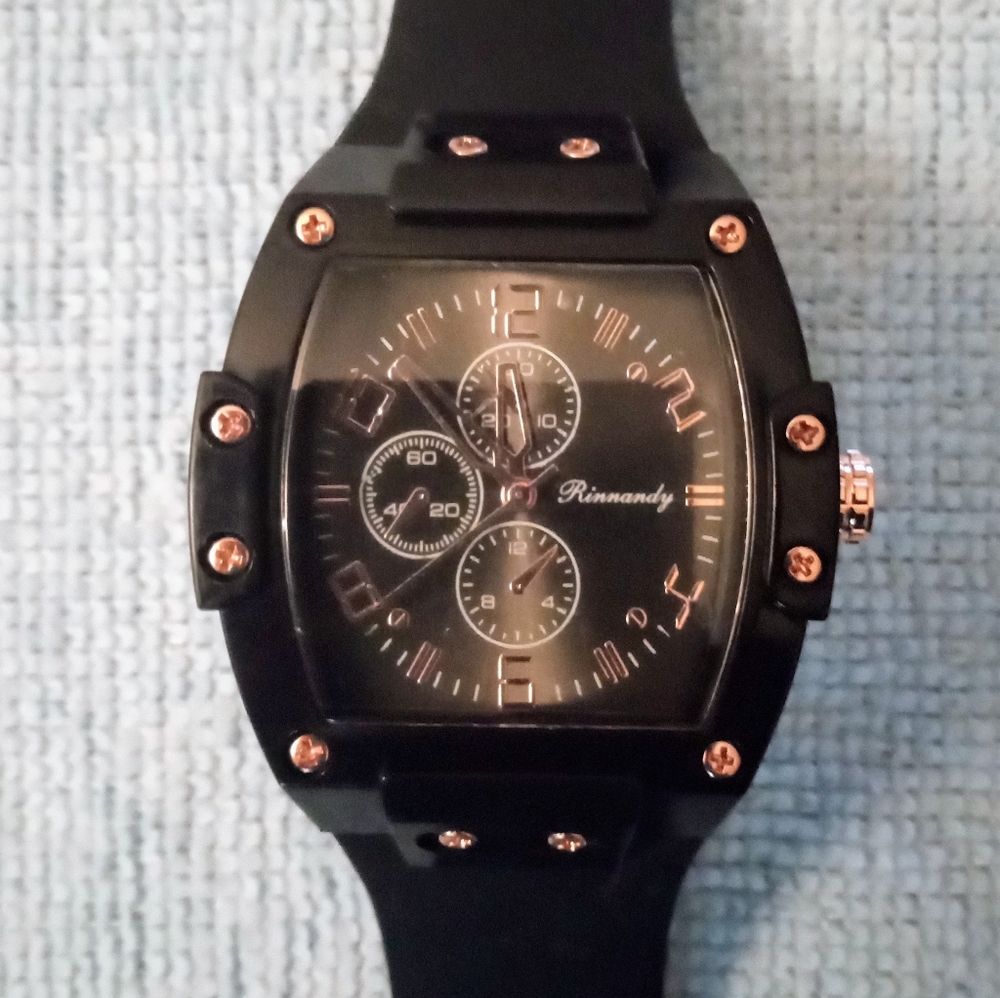 Tonneau pointer quartz wacth